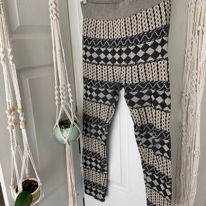(Chocolate) Cream & Grey Patterned Leggings M